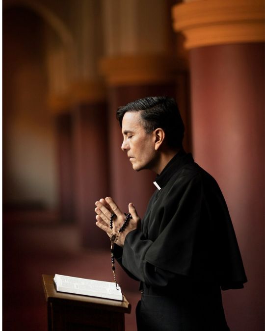 Seeing a Pastor in a Dream: 10 Biblical Meanings Explained Seeing of pastor praying in dream